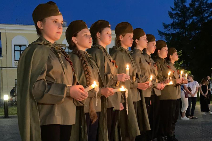 Тысячи свечей памяти: ленинградцы отмечают День памяти и скорби